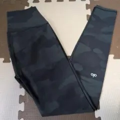 【ほぼ新品】alo yoga カモフラージュ柄 レギンスのサムネイル