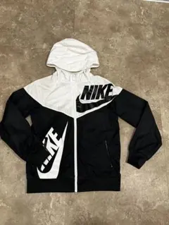 NIKE フード付きジャケット 黒/白　ウィンドブレーカー　ジュニアM