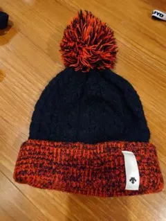 DESCENTE　ポンポン付きニット帽 黒・赤