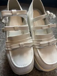 ヨースケ　ホワイトリボン付きプラットフォームパンプス