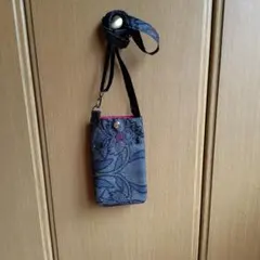 スマホショルダーバッグ 青と黒の花柄