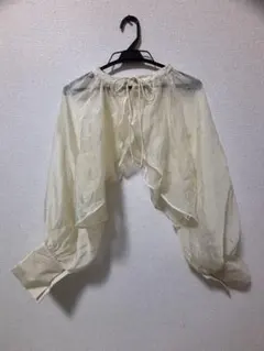 Alumu. アイボリー フリル付き長袖ブラウス