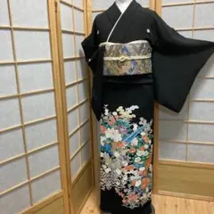 ［2882］黒留袖 美品 花瓶 落款有 比翼付 五つ紋 右三ッ巴 正絹 着物 袷 2882］黒留袖 美品 花瓶 落款有 比翼付 五つ紋 右三ッ巴 正絹 着物 袷