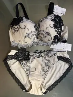 お値下げ【未使用】サルートブラ&amp;ショーツセット サルート ブラ Tショーツセット 75F L - メルカリ