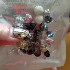 大きめなピアス色様々１センチくらいかな。画像参考に