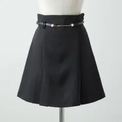 シルエットがきれいなベルト付きフレアミニスカート　ブラック　NICE CLAUP