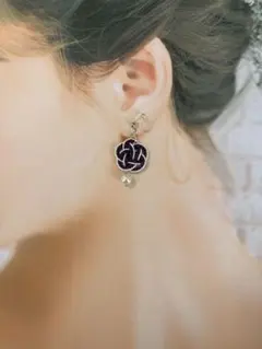 梅結びとガラスパールのノンホールピアス　水引 　紫（ラメ）×ホワイト［B］