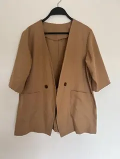 ベージュ ノーカラージャケット 半袖