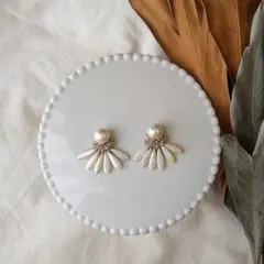 チェコガラスとコットンパールのツブツブ小ぶりイヤリング‪