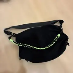 黒のショルダーバッグ 蛍光緑ストラップ