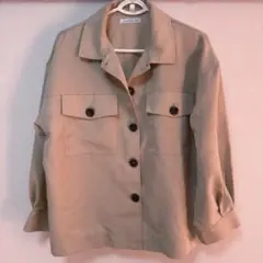 ベージュ ボタン付きシャツジャケット