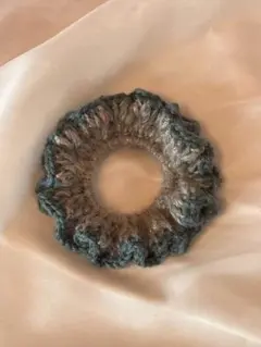 フリルデザインの青グレーシュシュ