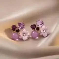 お花モチーフのピアス　パープル