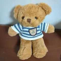 ストライプセーターの茶色クマぬいぐるみ