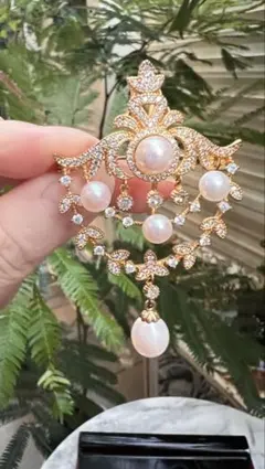 エレガントなパールとクリスタルのブローチ