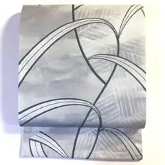 5k1916 名古屋帯　絹　銀色　白　緑　柄物　和装　着物