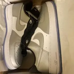 NIKE WMNS AIR FORCE 1 '07 SE メタリックシルバー