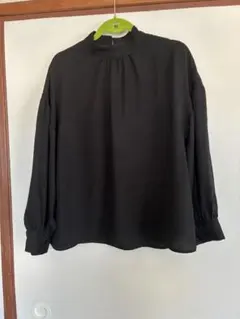 ブラックスタンドカラー ふんわり長袖ブラウス