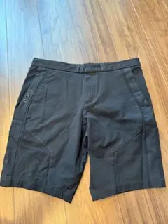 HUGO BOSS ブラック ショートパンツ
