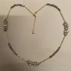 淡水パールと金属製のゴールドネックレス
