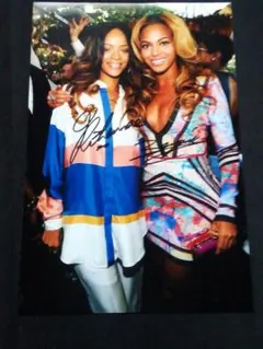 Beyonce-ビヨンセとリア―ナの直筆サイン入りのオリジナル・カラー写真 Beyonce-ビヨンセとリア―ナの直筆サイン入りのオリジナル