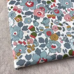 リバティ タナローン　生地　ベッツィ