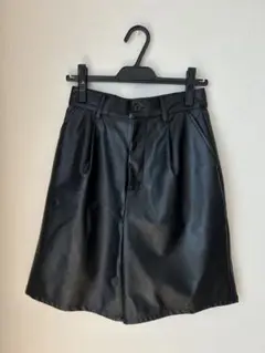 フェイクレザー　タックショートパンツ　黒