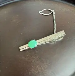 緑の石付き　シンプルネクタイピン