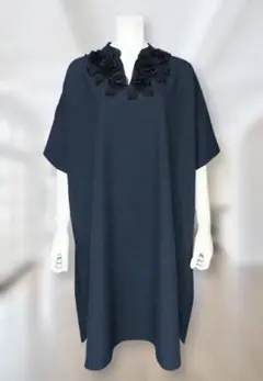 ヨーク　膝丈ワンピース　フラワーモチーフ付き