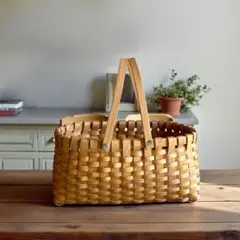 ウッドバスケット　小ぶりサイズ　倒れる持ち手　可愛い形のバスケ