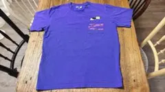 紫色ポケット付きTシャツ