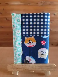 パッチワーク風　柴犬のブックカバー　文庫本サイズ