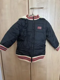 フード付き黒ダウンコート