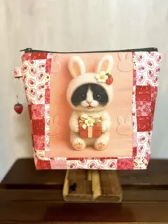 マルチポーチ大きめパネル生地　ハチワレ猫ちゃん　いちごチャーム