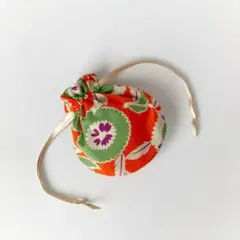 花柄 丸型ミニ巾着｜オレンジ×グリーン ハンドメイド 布小物