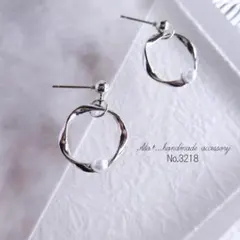 No.3218　シルバーひねりフープにちょこんとパール　ピアス/イヤリング