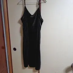 黒のベルベットストラップワンピース