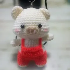 あみぐるみブタ赤いオーバーオールストラップ付き