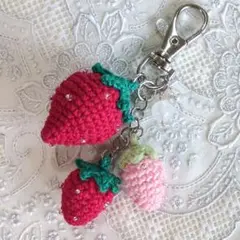 いちごのあみぐるみキーホルダー（紫外線で色が変わるビーズあり）