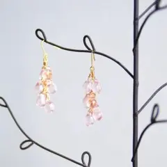 チェコガラスビーズ鈴なりピアス、イヤリング　さくらピンク