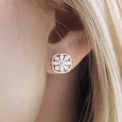 新品 エレガントな花形スタッドピアス キラキラ ジルコン シルバー色