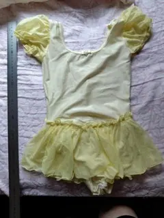 薄黄色の子供用バレエレオタード