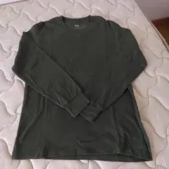 UNIQLO オリーブグリーン Tシャツ