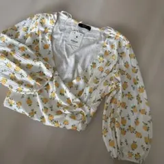新品　Bershka 長袖 花柄 カシュクール トップス Mサイズのサムネイル