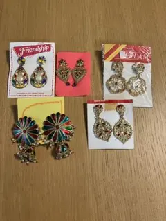 未使用カラフルなビーズと金色のピアスセット