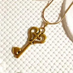 鍵デザイン ネックレス 金色 クロス ハート