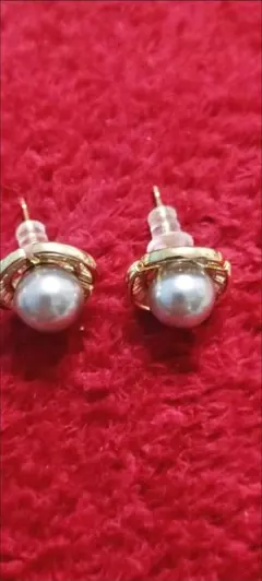 青色パールのスタッドピアス