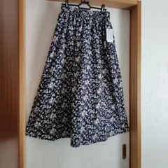 新品LUPILIEN （ルピリアン）花柄ロングフレアスカート 紺系フリーサイズのサムネイル