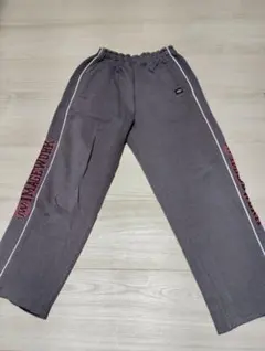 グレーの長ズボン サイドライン付き