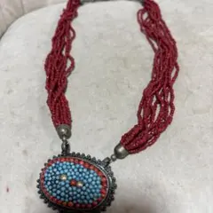 赤いビーズの多層ネックレス